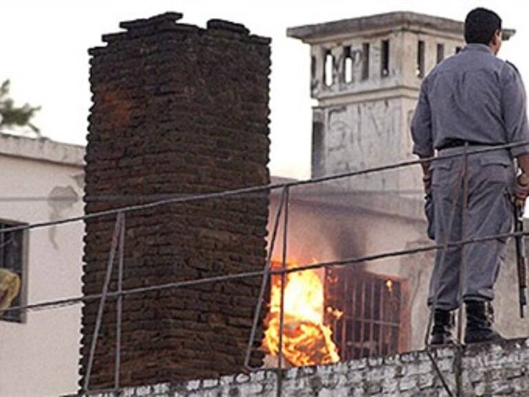 Incendio en cárcel salvadoreña deja al menos 16 muertos