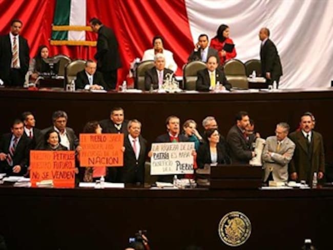 Petistas toman tribuna de San Lázaro