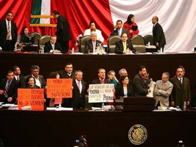 Petistas toman tribuna de San Lázaro