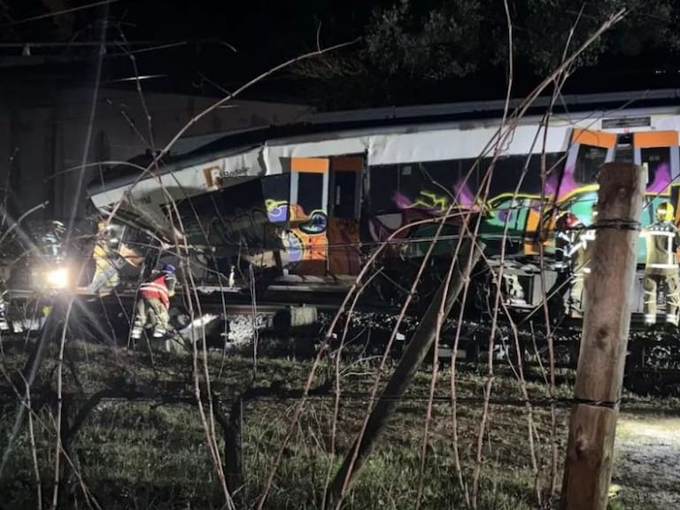 Accidente de tren en Barcelona deja un maquinista muerto y 37 heridos.