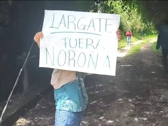 Denuncia líder panista detenciones de comuneros afuera de casa de Noroña