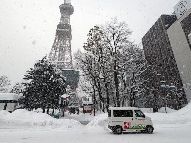 Supertormenta causa alerta en Japón, van más de 30 muertos bajo la nieve
