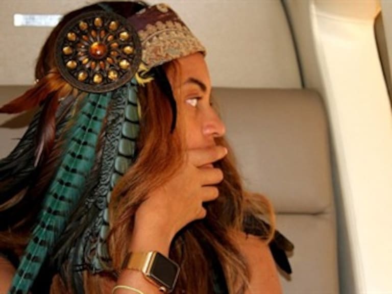 Famosa presume Apple Watch de oro