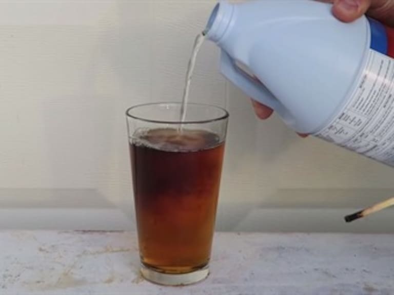 Un video nos enseña lo que pasa si mezclas refresco de Cola con cloro