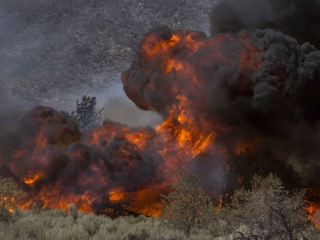 Al menos 10 muertos y más de 30.000 evacuados por los incendios en California