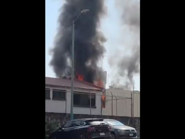 VIDEO: Fuerte incendio consume casa en Coyoacán; enorme columna de humo en la colonia Vistas del Maurel