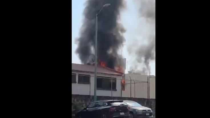 VIDEO: Fuerte incendio consume casa en Coyoacán; enorme columna de humo en la colonia Vistas del Maurel