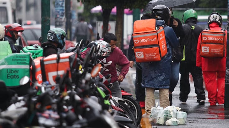 Repartidores de plataformas exigen frenar la extorsión policíaca