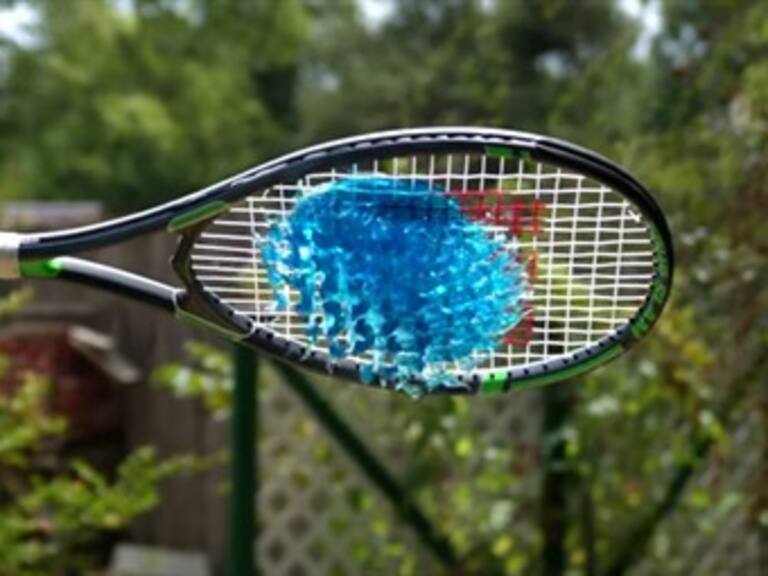 Así se ve cuando golpeas gelatina con una raqueta de tenis