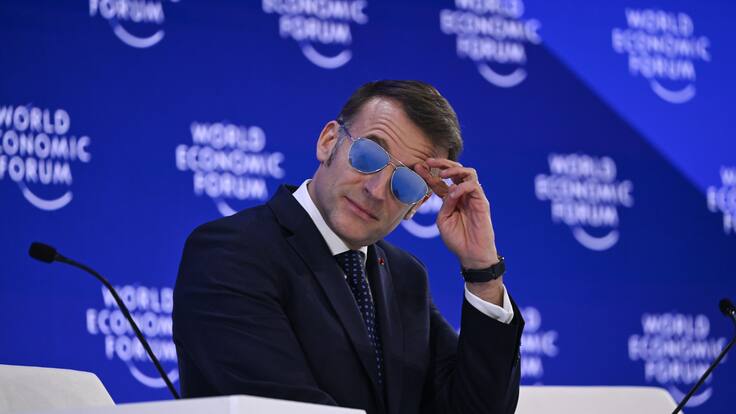 Por qué Emmanuel Macron usó lentes de sol en Davos: la explicación oficial detrás de una imagen viral