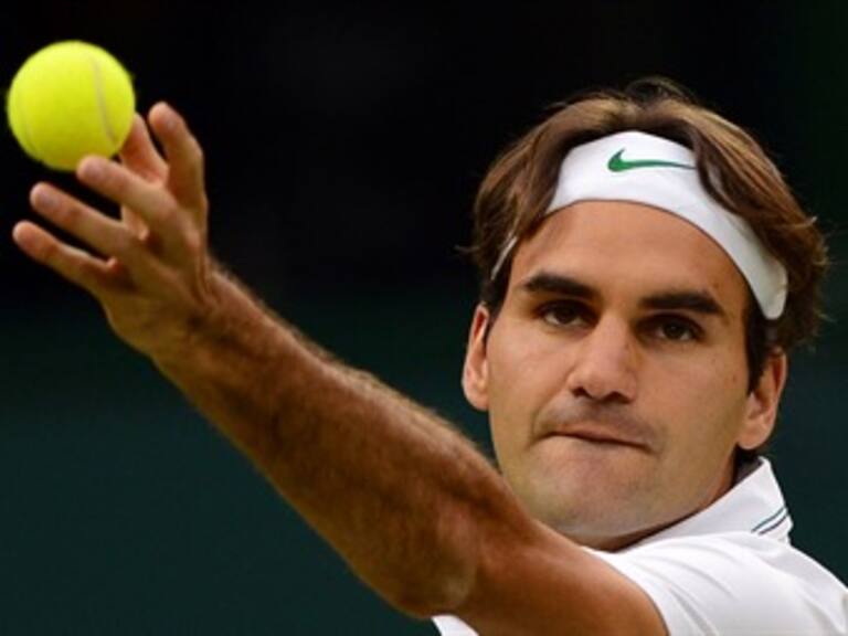 Federer se probó media hora en pista sin realizar servicios