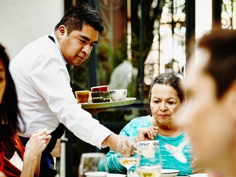 Empresarios restauranteros analizan cambios ante el impacto del alza salarial