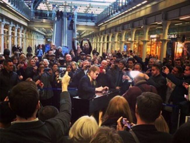 Elton John toca el piano en estación de tren londinense