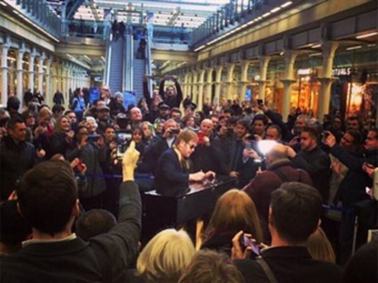Elton John toca el piano en estación de tren londinense
