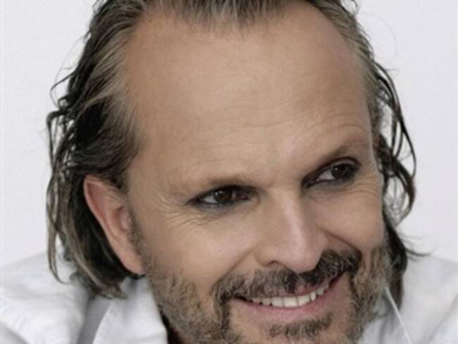 Celebra Miguel Bosé amor y amistad en Pachuca