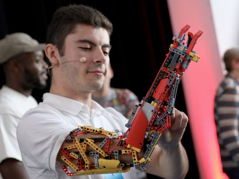 David Aguilar: ¿Cómo construyó su prótesis de brazo con piezas LEGO?