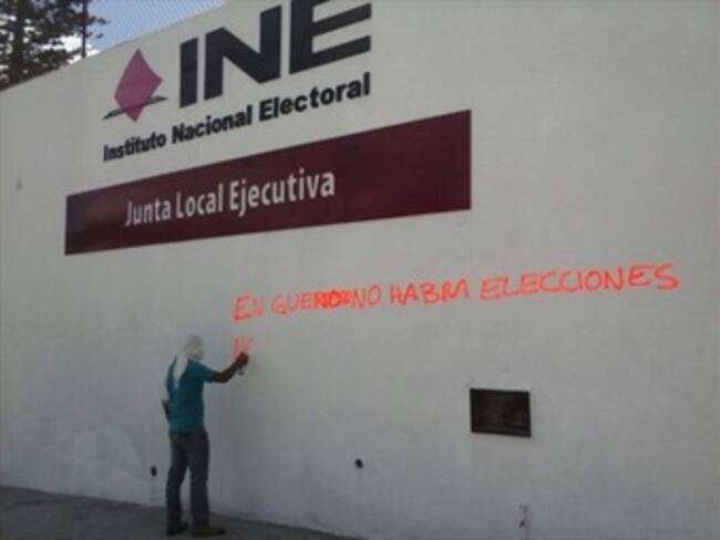 ​Cetegistas encapuchados toman y realizan pintas en oficinas del INE en Guerrero