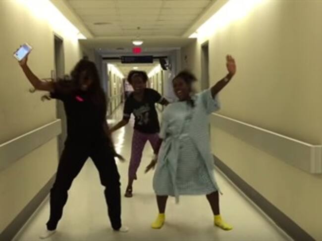 Mujer baila para aliviar el dolor de sus contracciones de parto