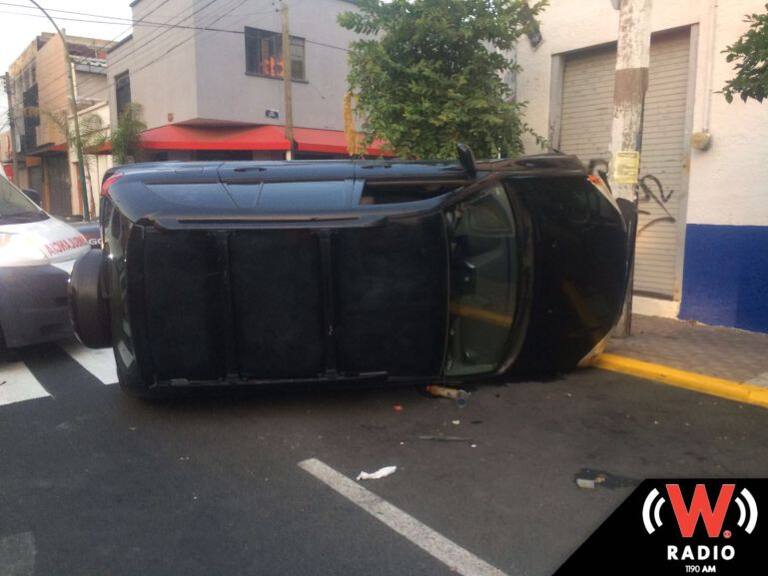 Vuelca camioneta en calles de Guadalajara