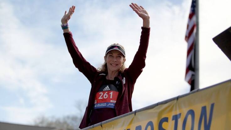Primera mujer en correr un maratón lo hace de nuevo medio siglo después