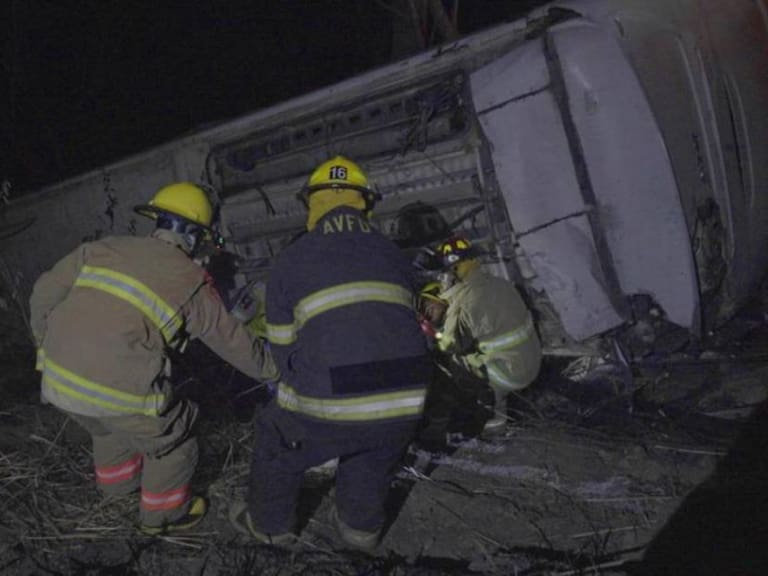 Autobús cae a barranco en carretera a Vallarta; deja 18 muertos