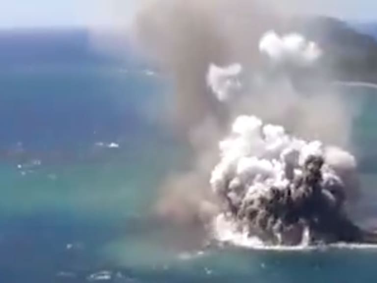 Nace nueva isla en Japón tras erupción de volcán submarino | VIDEO