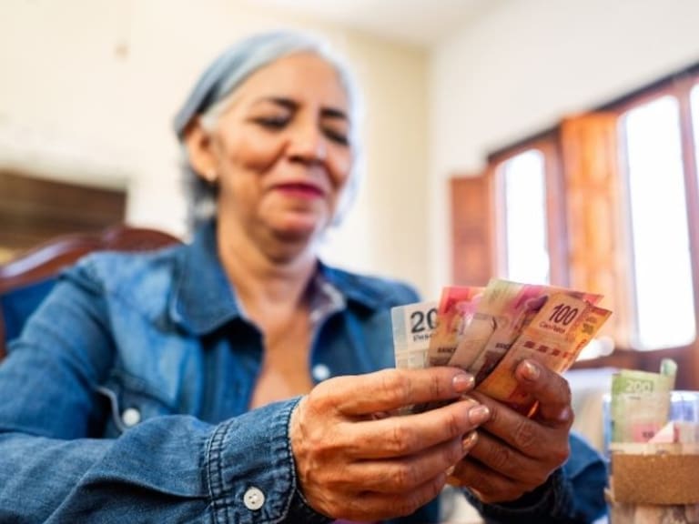 Pensionados del ISSSTE ya pueden consultar el calendario de depósitos y prestaciones del año. Getty Images