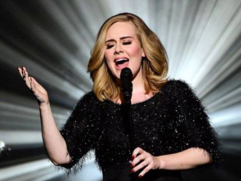 Adele invita a su doble a subir al escenario en pleno concierto
