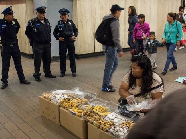 No hay ley que determine la ilegalidad del comercio ambulante en el Metro