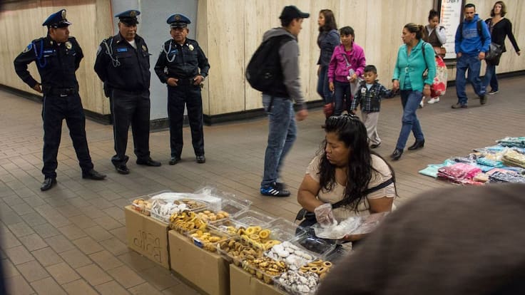 No hay ley que determine la ilegalidad del comercio ambulante en el Metro