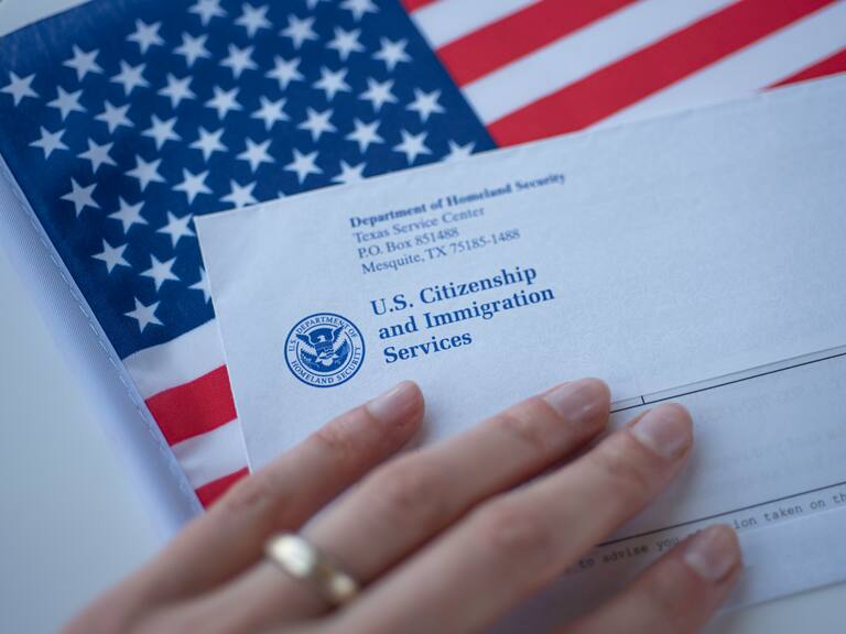 USCIS ordenó la suspensión del procesamiento de solicitudes de residencia permanente (Green Cards) presentadas por inmigrantes con estatus de refugiados, asilados y otras personas.