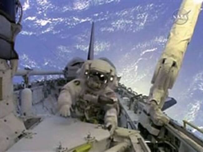 Astronautas realizan última caminata espacial del Atlantis