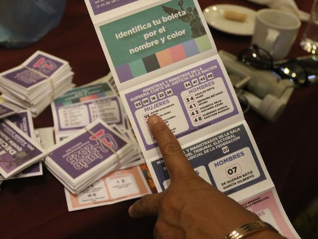 INE avala sanciones electorales por aparición en acordeones durante elección judicial