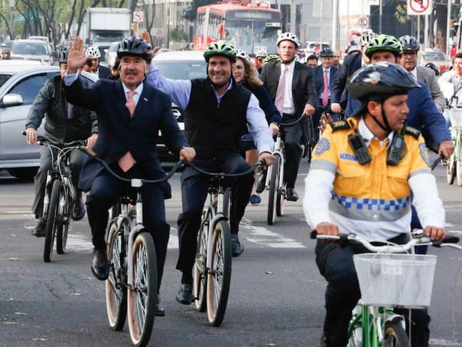 Senadores &quot;le dan al pedal&quot; para celebrar Día Mundial de la Bicicleta