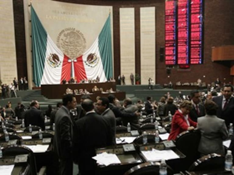 Diputados arremeten contra política económica y social de Peña Nieto