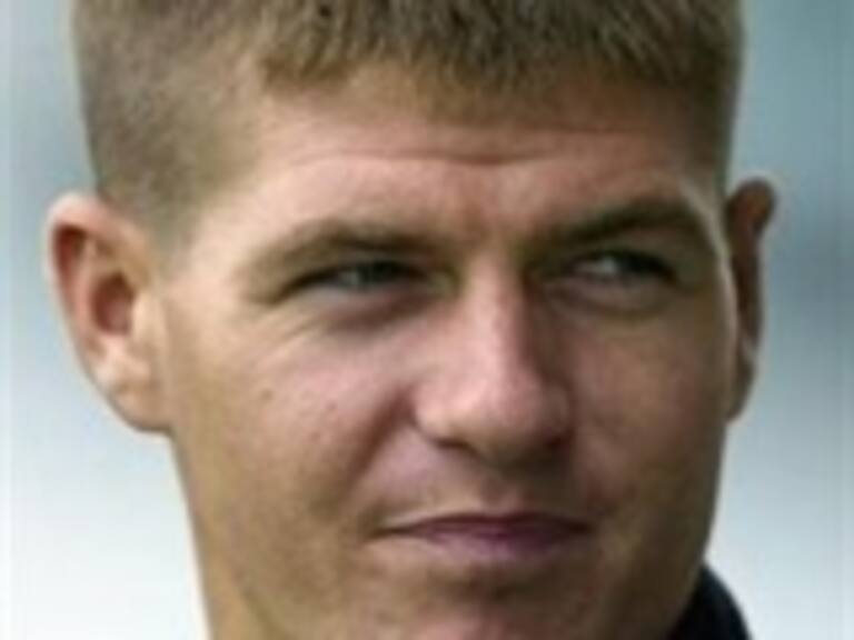 Entrena Steven Gerrard con Liverpool tras su detención