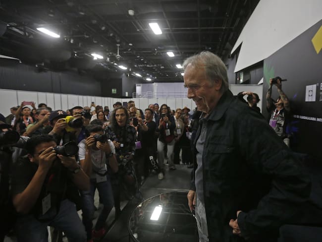 Joan Manuel Serrat abandona el escenario en la FIL por alboroto y luego regresa al diálogo