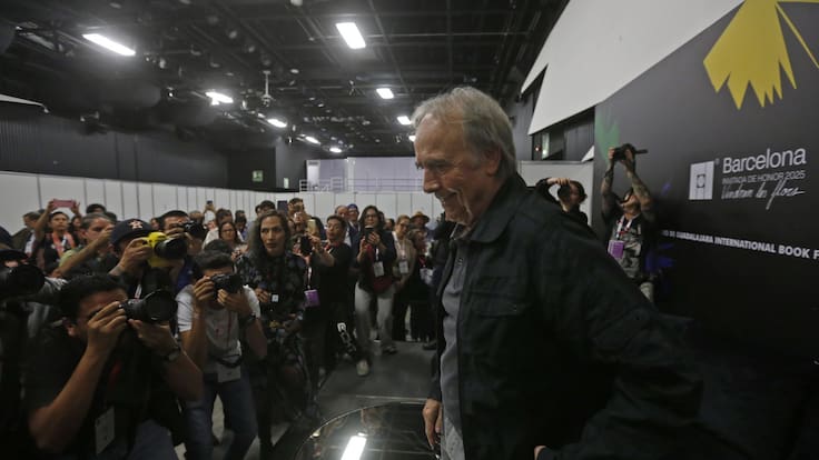 Joan Manuel Serrat abandona el escenario en la FIL por alboroto y luego regresa al diálogo