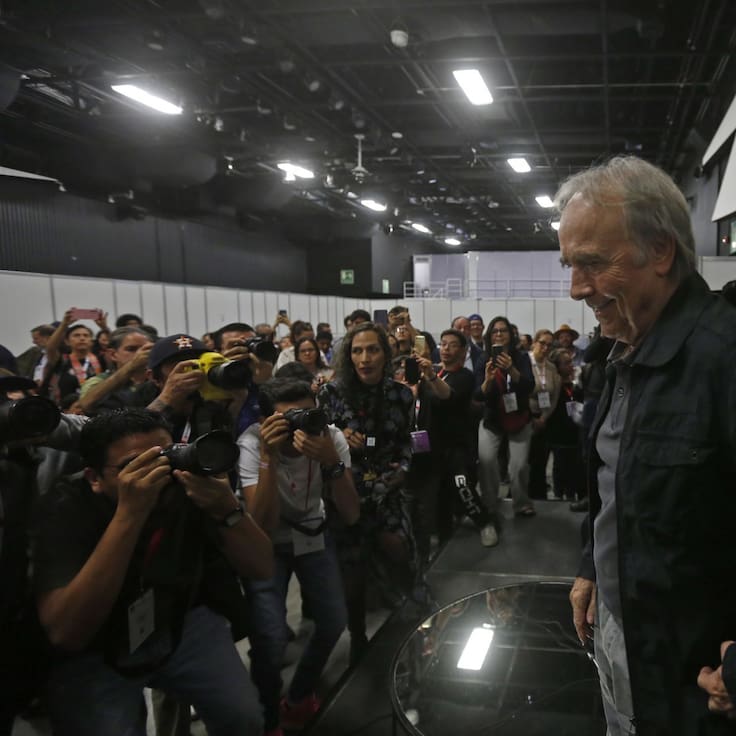 Joan Manuel Serrat abandona el escenario en la FIL por alboroto y luego regresa al diálogo