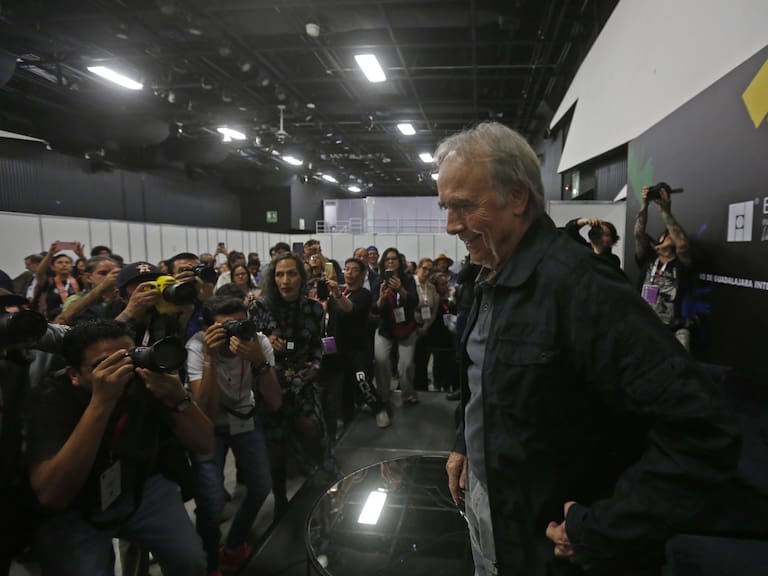 Durante el “Encuentro con Mil Jóvenes” en la Feria Internacional del Libro de Guadalajara, Joan Manuel Serrat se vio obligado a salir del auditorio Juan Rulfo por el fuerte alboroto, aunque finalmente retornó.FOTO: FERNANDO CARRANZA GARCIA / CUARTOSCURO.COM