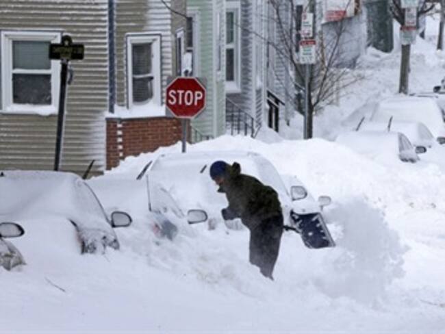 Suspenden más de mil vuelos en Estados Unidos por tormenta de nieve