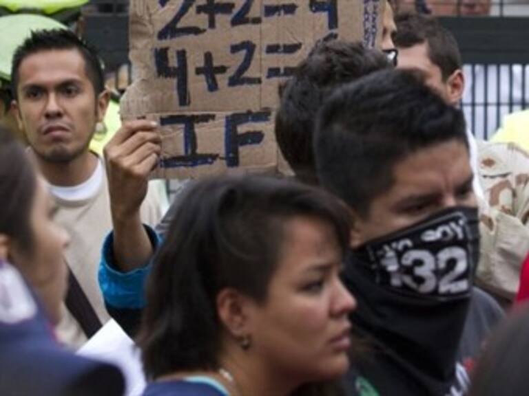 Protestan integrantes del #YoSoy132 afuera de Palacio Legislativo