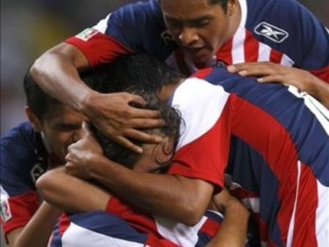 Saca Chivas ventaja en serie contra Vélez en Libertadores, gana 3-0