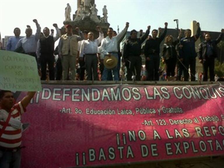 Marcha CNTE por Reforma, granaderos impiden su paso rumbo al Zócalo