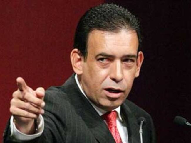 Amenaza Moreira con denunciar a Calderón