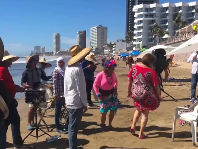Critican a hoteleros por prohibir música de banda en playas de Mazatlán