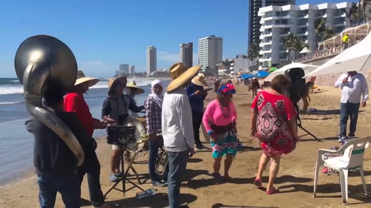 Critican a hoteleros por prohibir música de banda en playas de Mazatlán