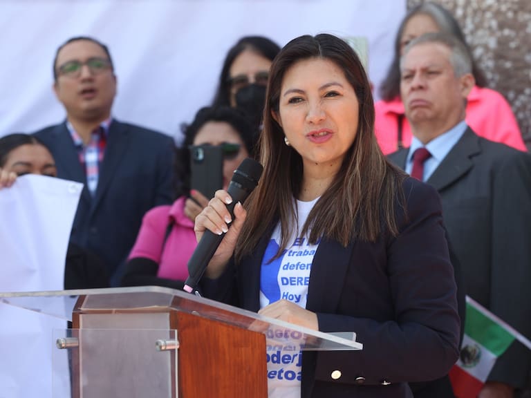 CIUDAD DE MÉXICO, 12JULIO2024. La jueza Juana Fuentes Velazquez fue una de las oradoras en la manifestación a las afueras del Palacio de Justicia con sede en San Lázaro donde se dió un pronunciamiento en contra de la reforma al poder judicial, impulsada por el poder ejecutivo. FOTO: EDGAR NEGRETE LIRA/CUARTOSCURO.COM