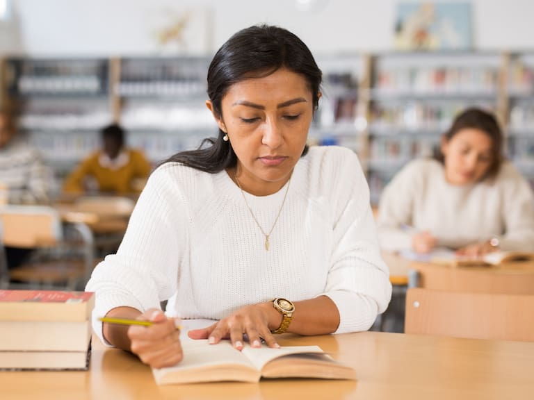 Las personas mayores de 18 años que quieran terminar el Bachillerato, tienen la oportunidad de sacar su certificado de prepa con esta evaluación.