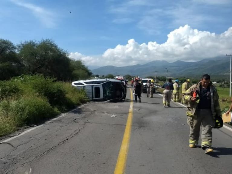 Tres personas mueren en accidente vehicular en Amacueca